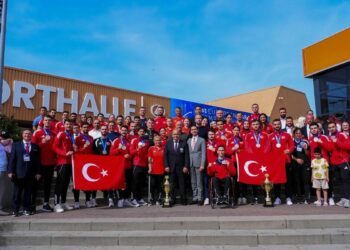 Bakan Bak’tan milli karatecilere tebrik
