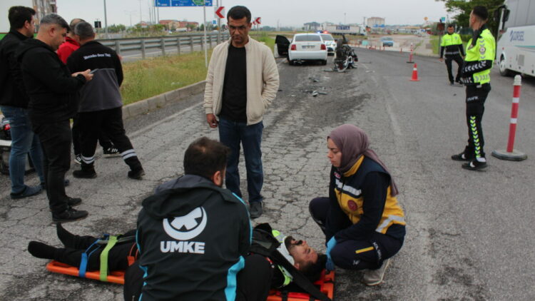 Kullandığı otomobil, eşinin mesai arkadaşının motosikletiyle çarpıştı: 1'i ağır, 2 yaralı