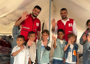 Türk Kızılay'dan Gazzeli çocuklara bayramlık kıyafet yardımı