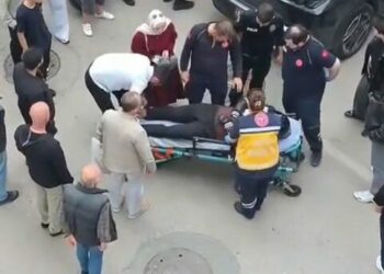 Pendik'te otomobile çarpan motosikletli yaralandı