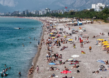 Antalya’da bayram tatilinde sahiller doldu