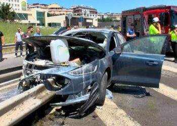 Çekmeköy'de bariyere çarpan otomobilin sürücüsü yaralandı