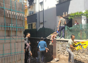 4’üncü kattan düşen işçi sırtına saplanan demirle hastaneye kaldırıldı