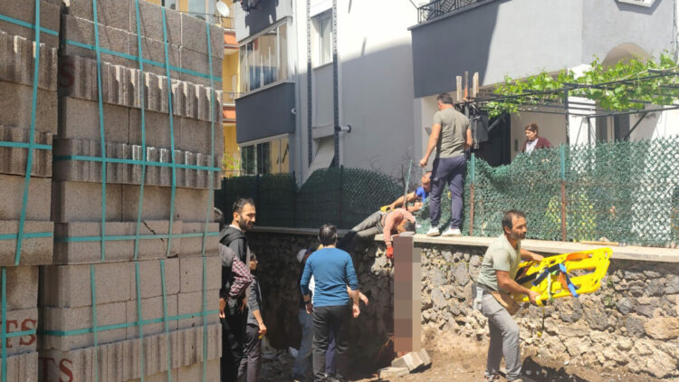 4’üncü kattan düşen işçi sırtına saplanan demirle hastaneye kaldırıldı