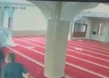 Bahçelievler’de cami imamına yumruklu saldırı kamerada