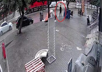 Kask takıp girdiği telefon bayisini soydu