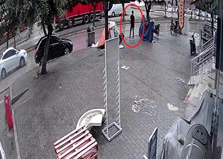 Kask takıp girdiği telefon bayisini soydu