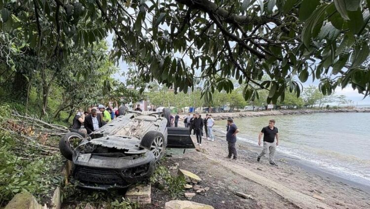 Kediye çarpmamak için sürücüsünün manevra yaptığı otomobil plaja devrildi; 2’si çocuk, 4 yaralı