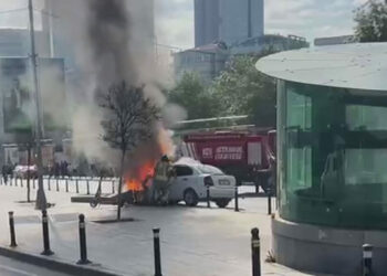 Şişli'de otomobilin alev alev yandığı anlar kamerada