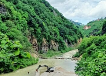 Derede balık avlarken yeğeniyle akıntıya kapılan amcayı arama çalışmaları sürüyor; son anları kamerada
