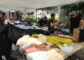 Semt pazarında kendi bestelerini seslendirip satış yapıyor