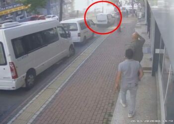 Hafif ticari aracın park halindeki 6 araca çarptığı kaza kamerada