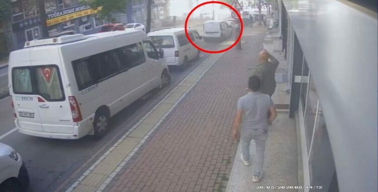 Hafif ticari aracın park halindeki 6 araca çarptığı kaza kamerada