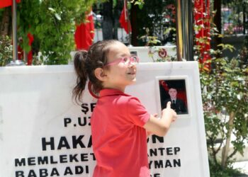 Gaziantep’te şehitlik ve mezarlıklarda ziyaretçi yoğunluğu