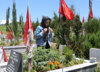 Kurban Bayramı arifesinde mezarlıkta ‘6 Şubat’ acısı