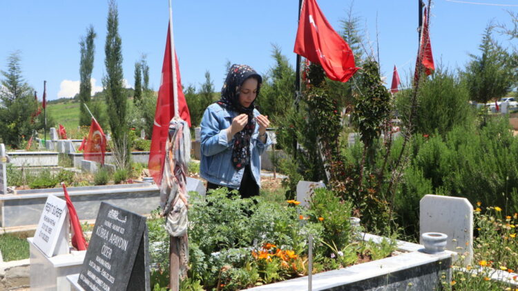 Kurban Bayramı arifesinde mezarlıkta ‘6 Şubat’ acısı