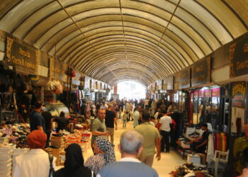 Hatay'da bayram alışverişi için vatandaşlar prefabrik olarak kurulan Uzun Çarşı’ya akın etti