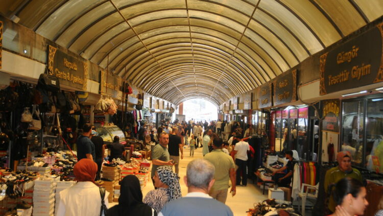 Hatay'da bayram alışverişi için vatandaşlar prefabrik olarak kurulan Uzun Çarşı’ya akın etti