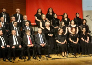 Doktor, hemşire ve hastane çalışanlarından Türk halk müziği konseri