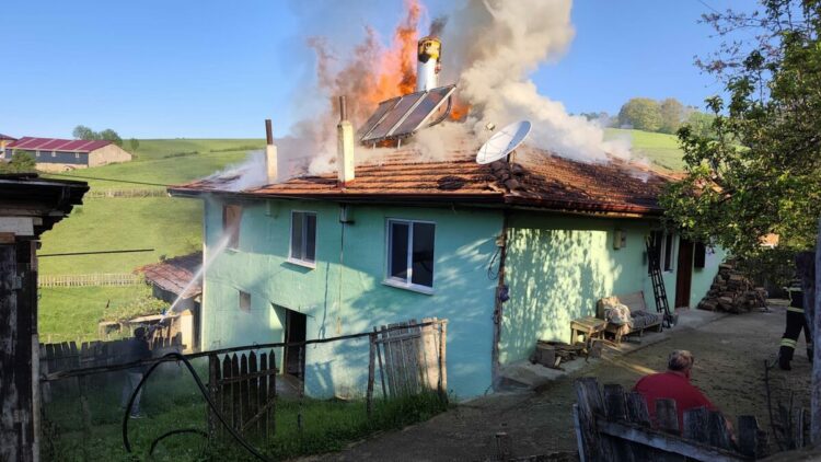 Ev, çıkan yangında kullanılamaz hale geldi