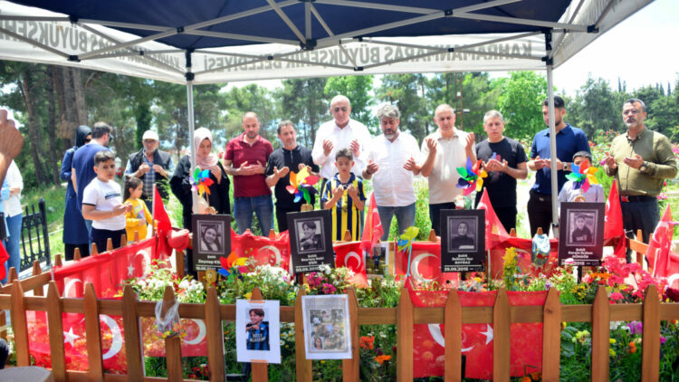 Okuldaki saldırıda ölen öğrencilerin aileleri mezarlıkta bir araya geldi