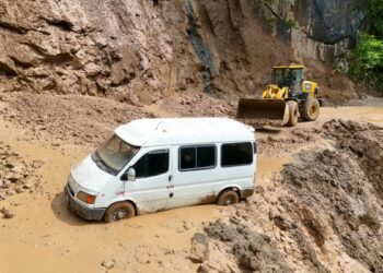 Trabzon’da heyelan; minibüsteki 3 kişi son anda kurtuldu