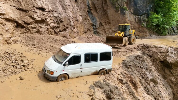 Trabzon’da heyelan; minibüsteki 3 kişi son anda kurtuldu