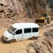 Trabzon’da heyelan; minibüsteki 3 kişi son anda kurtuldu