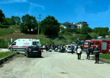 Hafif ticari araç ile otomobil çarpıştı; 5’i ağır, 8 yaralı