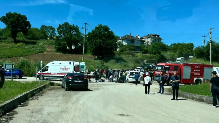 Hafif ticari araç ile otomobil çarpıştı; 5’i ağır, 8 yaralı