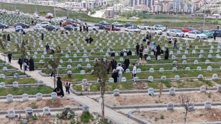 Sivas'ta Yukarı Tekke Mezarlığı'nda 'arife' yoğunluğu