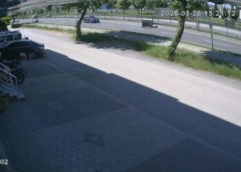 Bursa'da kamyonet kasasından demir kafes düştü; o anlar kamerada