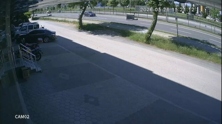 Bursa'da kamyonet kasasından demir kafes düştü; o anlar kamerada