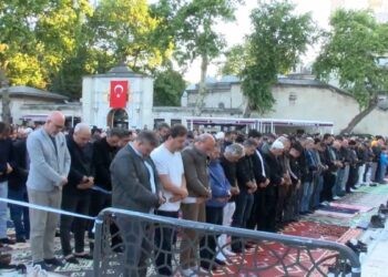 Bayram namazını Eyüpsultan Camii’nde kıldılar
