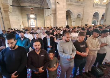 Adana'da camileri dolduran vatandaşlar, bayram namazı için saf tuttu