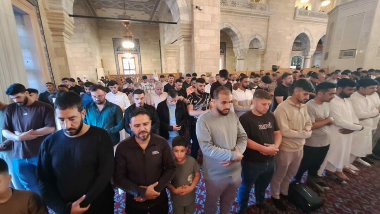 Adana'da camileri dolduran vatandaşlar, bayram namazı için saf tuttu