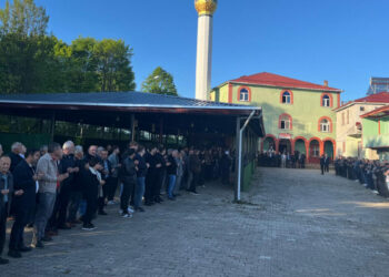 Ordu'da cami çıkışı bayramlaşmak isteyenler metrelerce kuyruk oluşturdu