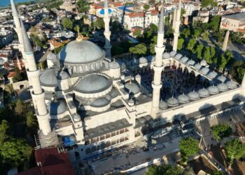 Sultanahmet Camii'nde bayram yoğunluğu havadan görüntülendi