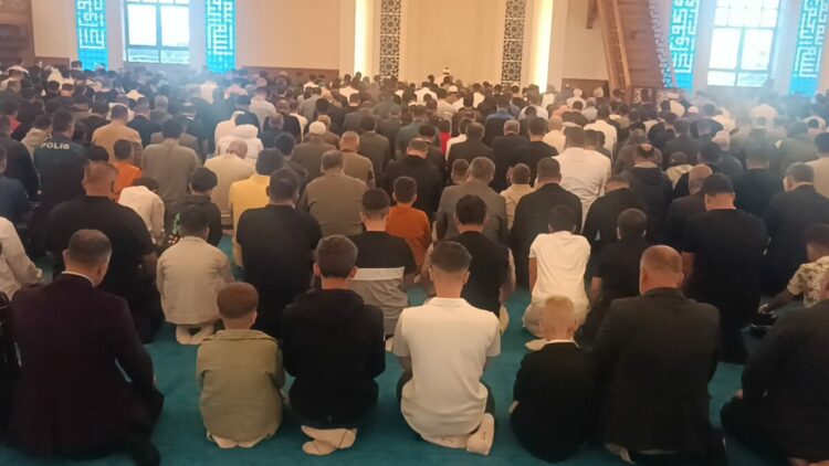 Batman’da, bayram namazında camiler doldu