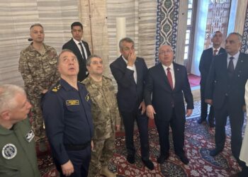 Bakan Güler, bayram namazını Selimiye Camisi'nde kıldı