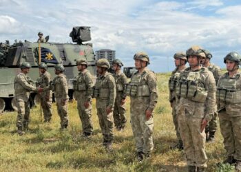 Bayramı kışlada karşılayan Mehmetçik, komutan ve silah arkadaşlarıyla bayramlaştı