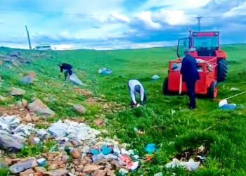 Kars’ta muhtarlar el ele verdi, köy girişlerindeki çöpleri temizledi