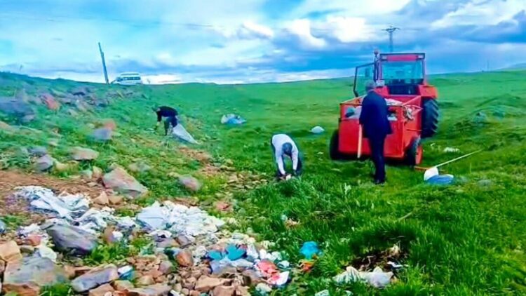 Kars’ta muhtarlar el ele verdi, köy girişlerindeki çöpleri temizledi