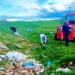 Kars’ta muhtarlar el ele verdi, köy girişlerindeki çöpleri temizledi