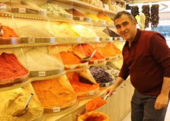 Kayseri’de bayramda geleneksel yöntemle yapılacak sucuk için baharatçılarda yoğunluk