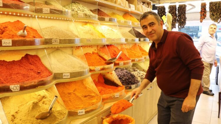 Kayseri’de bayramda geleneksel yöntemle yapılacak sucuk için baharatçılarda yoğunluk