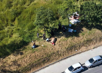 Sultangazi'de kurbanlıkları yol kenarları ve parklarda kestiler