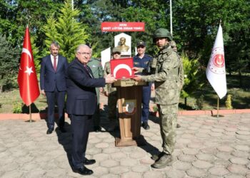 Bakan Güler, Yunanistan sınırında Mehmetçikle bayramlaştı