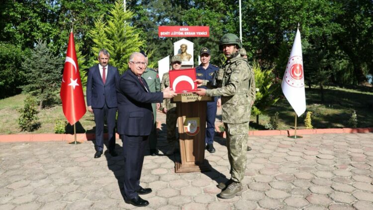 Bakan Güler, Yunanistan sınırında Mehmetçikle bayramlaştı