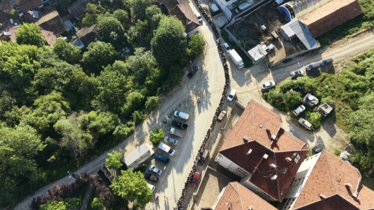 Mahallede 60 yıllık gelenek; bayramlaşma kuyruğu 1 kilometreyi geçti